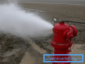 Nella foto: la fornitura di acqua esterna dell'impianto antincendio deve essere periodicamente testata per le sue prestazioni. Nella foto: la fornitura di acqua esterna dell'impianto antincendio deve essere periodicamente testata per le sue prestazioni.