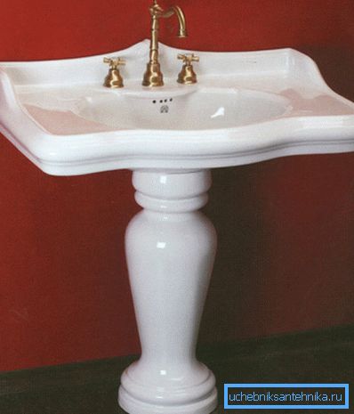 Il neoclassicismo nella foto è una soluzione spettacolare e costosa. Il neoclassicismo nella foto è una soluzione spettacolare e costosa.