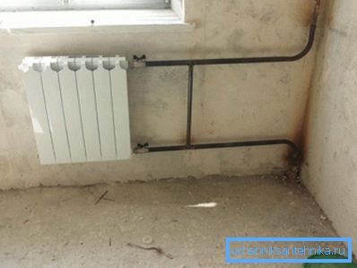 Nella foto - una versione leggermente più complicata dell'installazione del radiatore con l'installazione di valvole di intercettazione. Nella foto - una versione leggermente più complicata dell'installazione del radiatore con l'installazione di valvole di intercettazione.