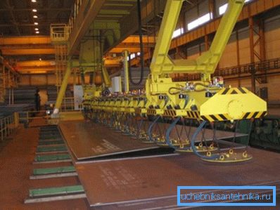 Nella foto - attrezzatura per la produzione di tubi