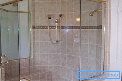 Nella foto: un enorme vantaggio della costruzione indipendente della cabina: la possibilità di costruire strutture di qualsiasi dimensione e forma Nella foto: un enorme vantaggio della costruzione indipendente della cabina: la possibilità di costruire strutture di qualsiasi dimensione e forma