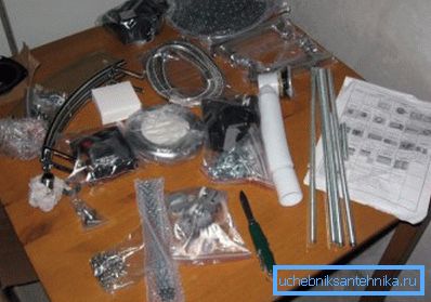La foto mostra l'equipaggiamento della cabina doccia La foto mostra l'equipaggiamento della cabina doccia