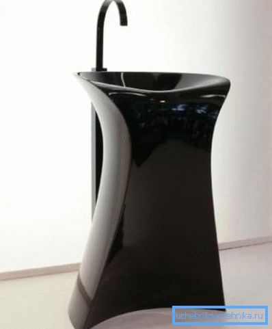 Nella foto - un lavabo da terra Nella foto - un lavabo da terra