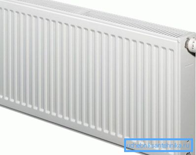 Nella foto, un dispositivo di riscaldamento con un termostato installato. Nella foto, un dispositivo di riscaldamento con un termostato installato.