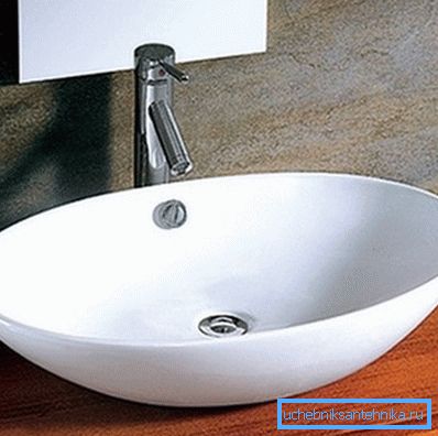 Sulla foto è la ciotola ovale del lavabo. Sulla foto è la ciotola ovale del lavabo.