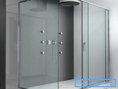 Nella foto - un pannello di vetro nel design di una doccia minimalista.