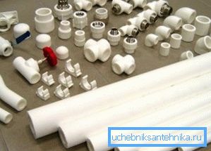 Nella foto - tubi e raccordi in plastica Nella foto - tubi e raccordi in plastica