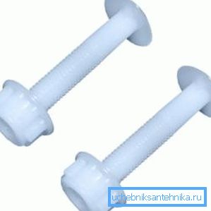 Nella foto - viti in plastica e un dado per fissare il sedile del water alla toilette. Nella foto - viti in plastica e un dado per fissare il sedile del water alla toilette.