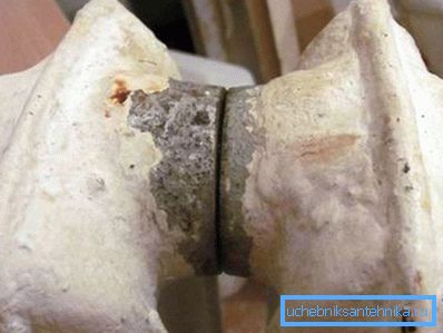 Nella foto - la perdita della batteria si è verificata tra le sezioni. Nella foto - la perdita della batteria si è verificata tra le sezioni.