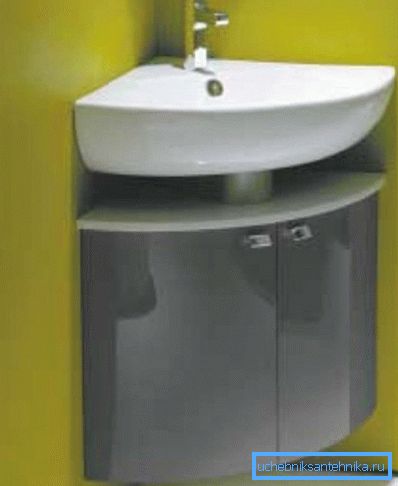 Nella foto mobili sospesi con un lavabo angolare Nella foto mobili sospesi con un lavabo angolare