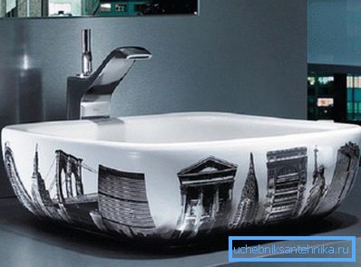 La foto mostra un lavabo in maiolica con immagine decorativa applicata. La foto mostra un lavabo in maiolica con immagine decorativa applicata.