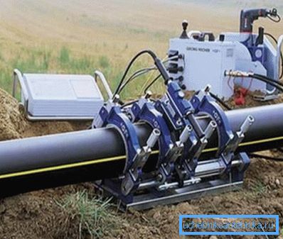 La foto mostra l'installazione della pipeline mediante saldatura. La foto mostra l'installazione della pipeline mediante saldatura.