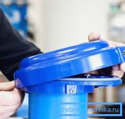 La foto mostra il processo di combinazione delle parti inferiore e superiore del corpo. La foto mostra il processo di combinazione delle parti inferiore e superiore del corpo.