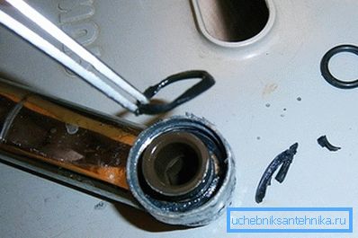 La foto mostra il processo di sostituzione dell'anello di tenuta sul gander. La foto mostra il processo di sostituzione dell'anello di tenuta sul gander.