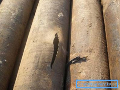 La foto mostra il divario nella parete del tubo di acciaio a causa del congelamento dell'acqua. La foto mostra il divario nella parete del tubo di acciaio a causa del congelamento dell'acqua.