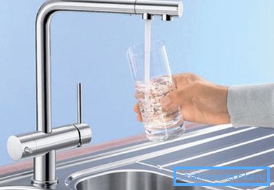 La foto mostra un rubinetto della cucina con rubinetto dell'acqua potabile. La foto mostra un rubinetto della cucina con rubinetto dell'acqua potabile.