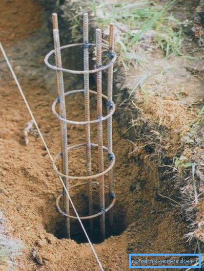 La foto mostra una gabbia di rinforzo saldata La foto mostra una gabbia di rinforzo saldata