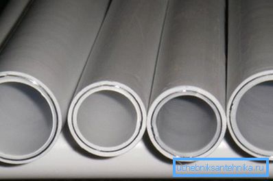 La foto mostra la sezione terminale di un tubo di metallo-plastica. La foto mostra la sezione terminale di un tubo di metallo-plastica.