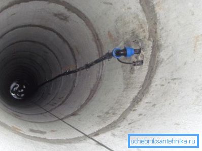 La foto mostra l'impianto idraulico nel solito pozzo.