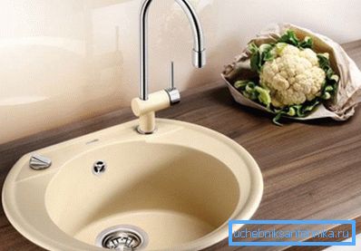 La foto mostra un lavabo composito fatto di granulosità. La foto mostra un lavabo composito fatto di granulosità.