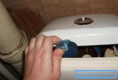 La foto mostra una tavoletta solubile per il serbatoio di lavaggio. La foto mostra una tavoletta solubile per il serbatoio di lavaggio.