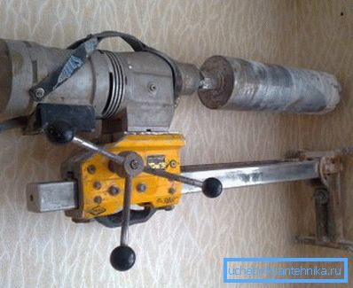 La foto mostra l'installazione della perforazione del diamante. La foto mostra l'installazione della perforazione del diamante.