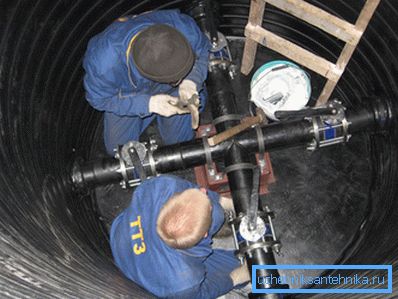 La foto mostra come l'accesso dello staff ai punti di controllo del sistema è stato implementato utilizzando un pozzo. La foto mostra come l'accesso dello staff ai punti di controllo del sistema è stato implementato utilizzando un pozzo.