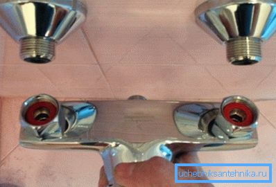 La foto mostra come sistemare il mixer sulla parete del bagno. La foto mostra come sistemare il mixer sulla parete del bagno.