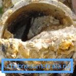 La foto mostra l'intasamento del lume interno del tubo di fogna. La foto mostra l'intasamento del lume interno del tubo di fogna.