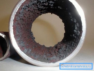 La foto mostra calcare e corrosione sulla superficie interna del tubo. La foto mostra calcare e corrosione sulla superficie interna del tubo.