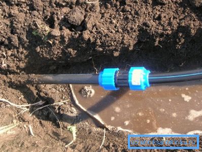 Nella foto, il sistema di approvvigionamento idrico in polietilene è posato su terreno umido. Nella foto, il sistema di approvvigionamento idrico in polietilene è posato su terreno umido.