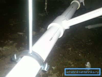 Nella foto - riempimento di riscaldamento in polipropilene. Nella foto - riempimento di riscaldamento in polipropilene.