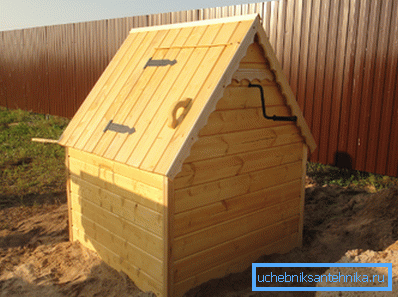 Nella foto: il rivestimento completo del pozzo fa sembrare la costruzione come una casa Nella foto: il rivestimento completo del pozzo fa sembrare la costruzione come una casa