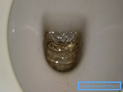 Nella foto: una perdita costante causa un grande uso eccessivo dell'acqua e provoca rumore costante. Nella foto: una perdita costante causa un grande uso eccessivo dell'acqua e provoca rumore costante.