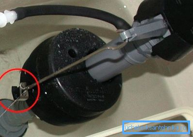 Nella foto - la membrana del sifone è danneggiata Nella foto - la membrana del sifone è danneggiata