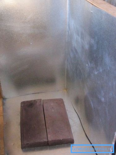 Nella foto, forse, la versione più economica della base sotto il fornello Nella foto, forse, la versione più economica della base sotto il fornello