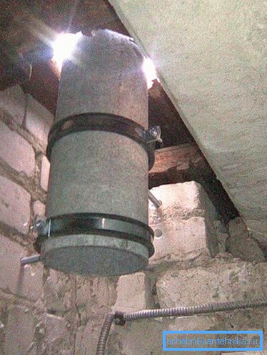 Nella foto: scegliere il diametro corretto dei tubi per i condotti di ventilazione. Nella foto: scegliere il diametro corretto dei tubi per i condotti di ventilazione.