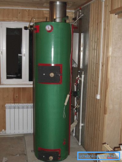 La foto mostra una caldaia che può bruciare combustibile per un lungo periodo. La foto mostra una caldaia che può bruciare combustibile per un lungo periodo.
