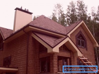 La foto mostra un cottage con tubi di ventilazione chiusi. La foto mostra un cottage con tubi di ventilazione chiusi.