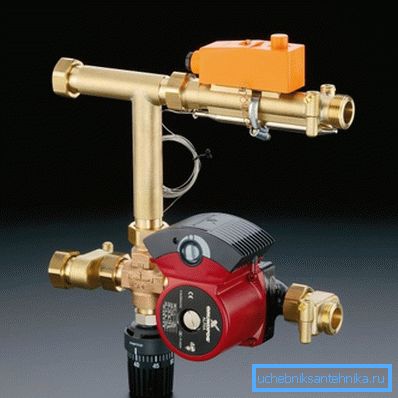La foto mostra una delle opzioni per il montaggio di un modulo di miscelazione per un pavimento riscaldato ad acqua. La foto mostra una delle opzioni per il montaggio di un modulo di miscelazione per un pavimento riscaldato ad acqua.