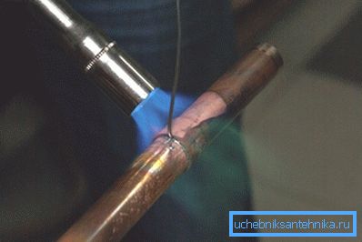 La foto mostra il processo di saldatura ad alta temperatura.