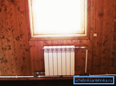 La foto mostra una rete di riscaldamento monotubo. La foto mostra una rete di riscaldamento monotubo.