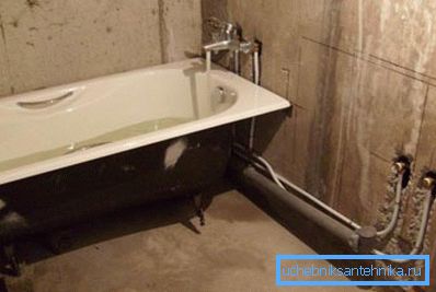 La foto mostra un bagno con tubi aperti. La foto mostra un bagno con tubi aperti.