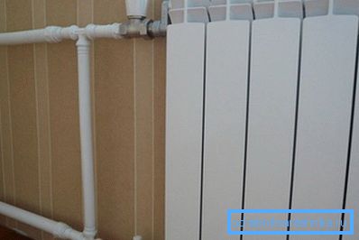 La foto mostra tubi di acciaio collegati al radiatore. La foto mostra tubi di acciaio collegati al radiatore.