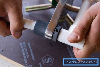 Nella foto - l'uso di un saldatore Nella foto - l'uso di un saldatore
