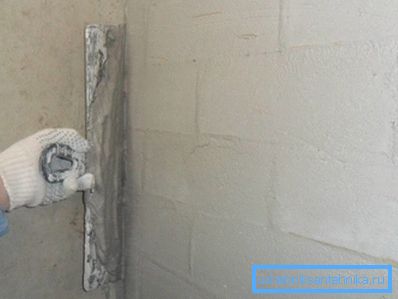 Nella foto - l'uso di una spatola larga invece di una regola massiccia. Nella foto - l'uso di una spatola larga invece di una regola massiccia.