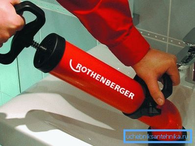 Nella foto - usiamo una pompa idraulica manuale Nella foto - usiamo una pompa idraulica manuale