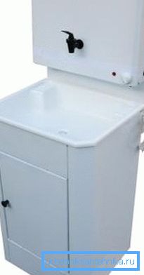 Nella foto - un esempio di lavabo estivo, il serbatoio è dotato di elementi riscaldanti per il riscaldamento dell'acqua Nella foto - un esempio di lavabo estivo, il serbatoio è dotato di elementi riscaldanti per il riscaldamento dell'acqua