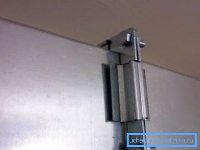 La foto mostra un esempio di connessione a flangia. La foto mostra un esempio di connessione a flangia.