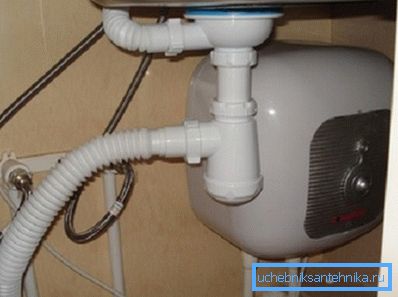 Nella foto è un esempio di installazione di uno scaldabagno compatto. Nella foto è un esempio di installazione di uno scaldabagno compatto.